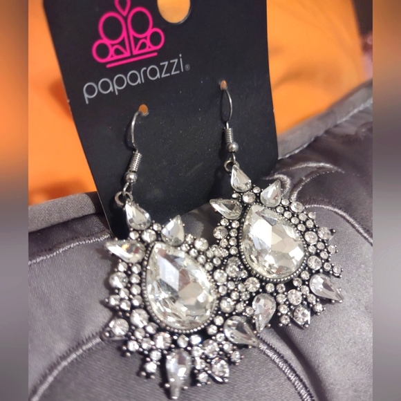 Rhinestone/Sparkly 2.5 in. drop Earrings.  ✨ - Picture 2 of 3